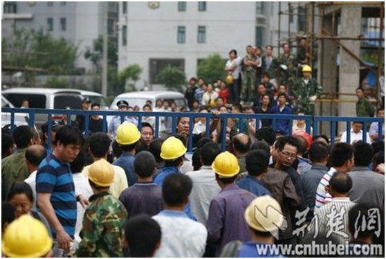 武汉电梯百米处猫咪网站在线成人免费看断裂坠落 升降机从高空坠落